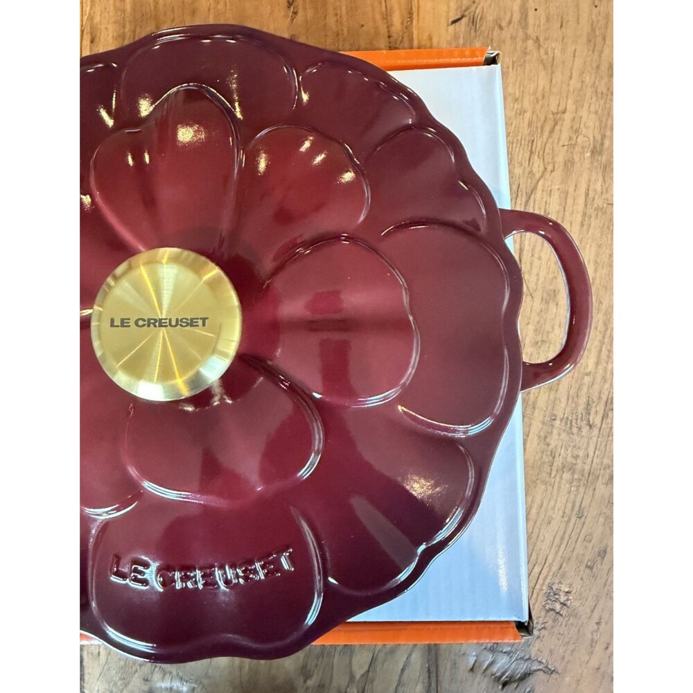 Le Creuset Signature Cast Iron Petal Shallow Casserole 2.25qt Garnet Rhone NEW - Picture 12 of 16